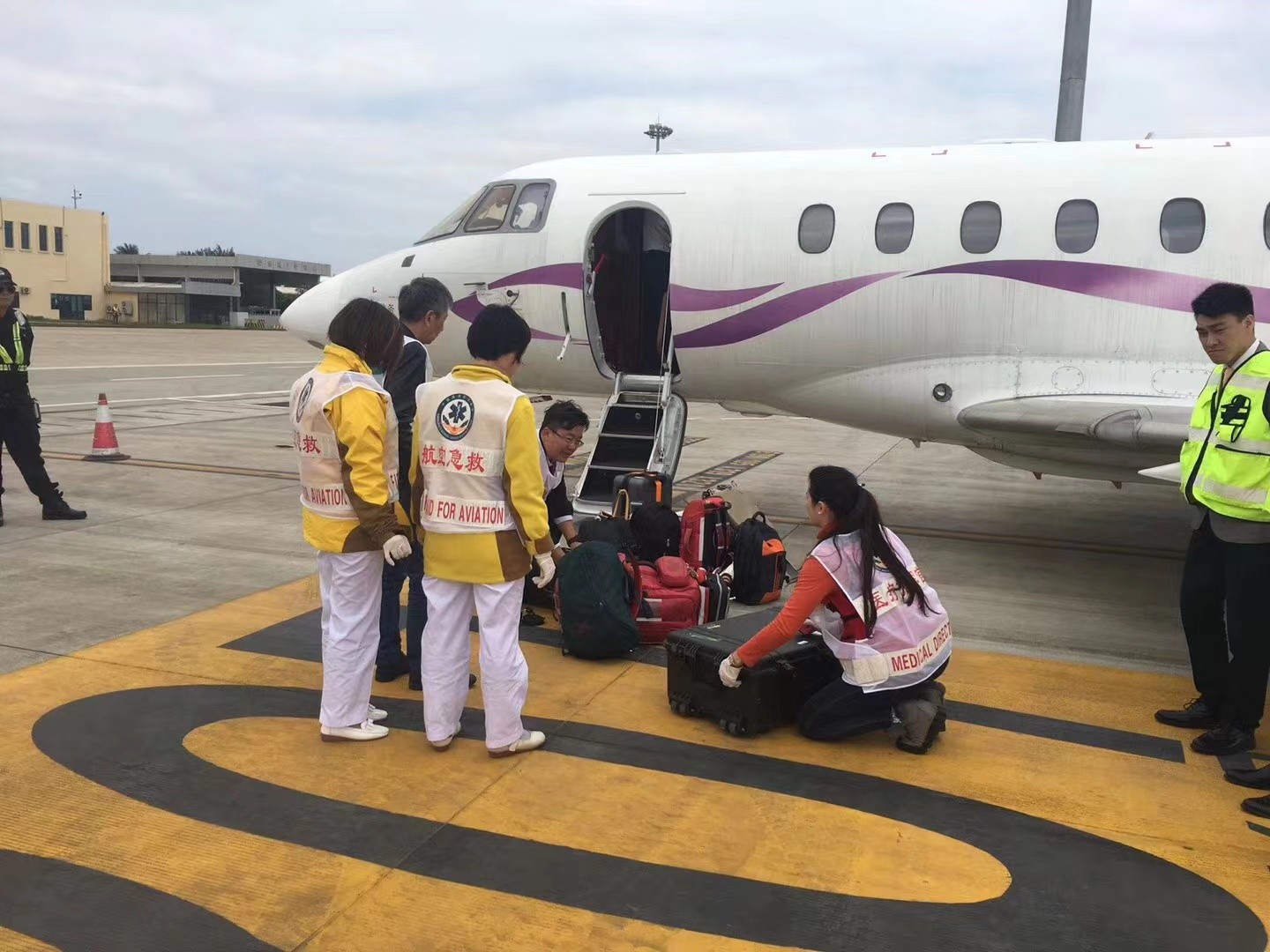 双鸭山香港出入境救护车出租